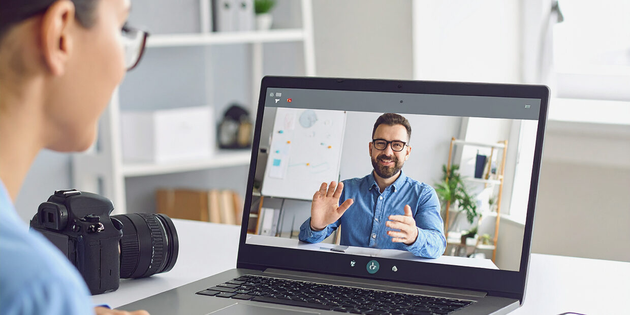 small symbolbild coaching online_offener laptop apple,_video call zoom ein caucasian mann,_ 350428b Hier erhältlich ab <strong> Herbst 2025</strong>
